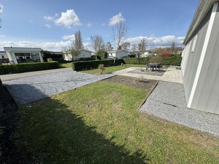 Eigen oprit van split met gazon rondom de woning