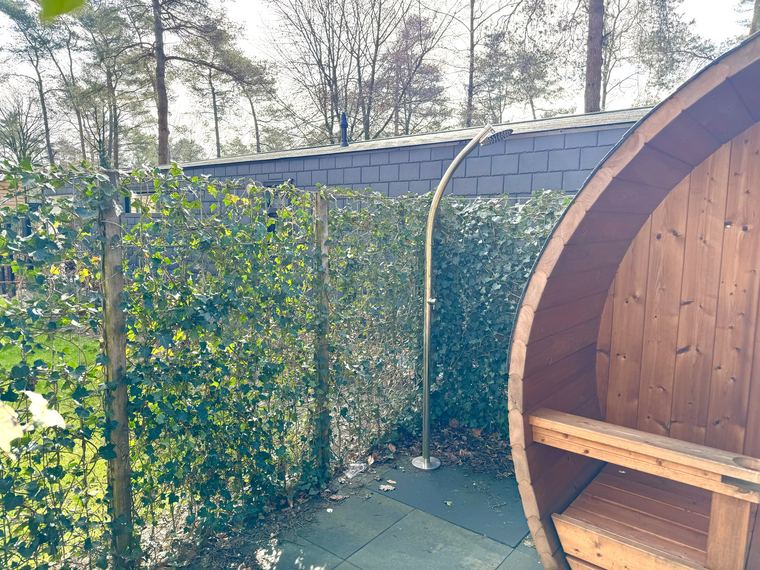 Buitendouche naast de barrelsauna