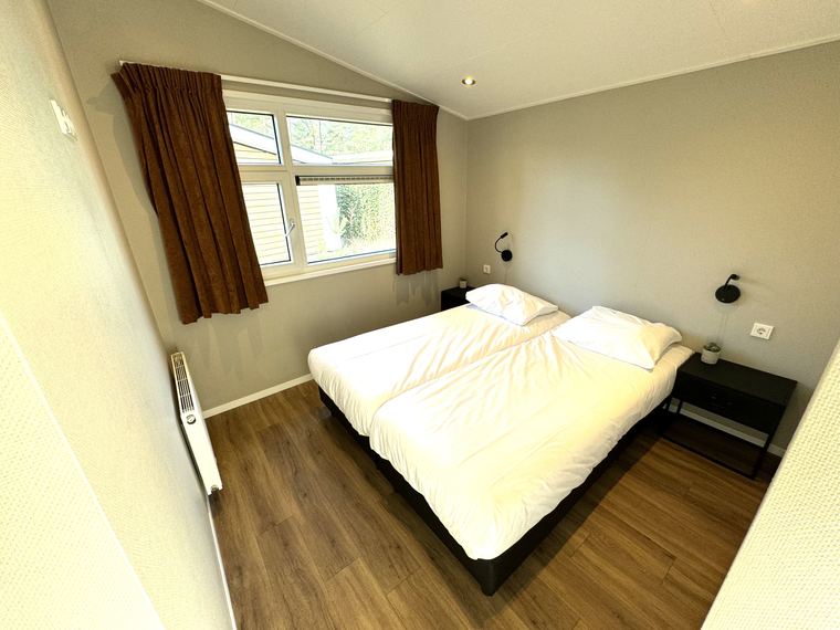 Slaapkamer met tweepersoonsbed, gezien vanaf de deur