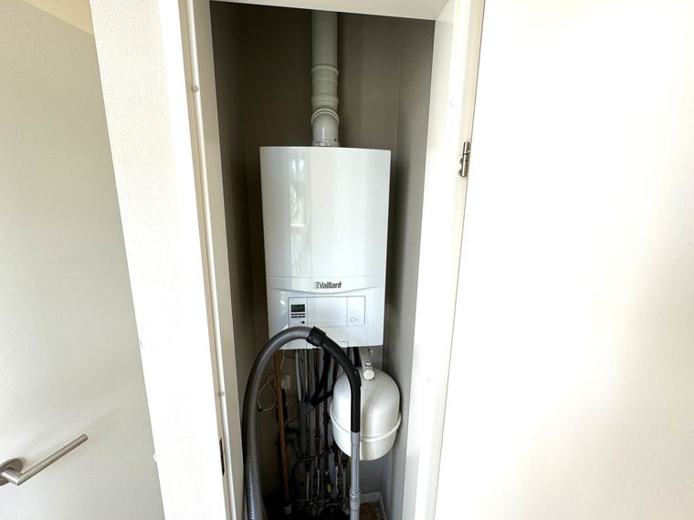 Technische kast met cv-ketel en expansievat
